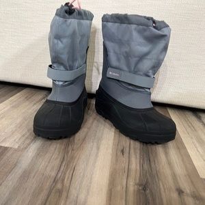 Columbia Big Kids Size 7 Powderbug Plus II Boots Black Grey Waterproof